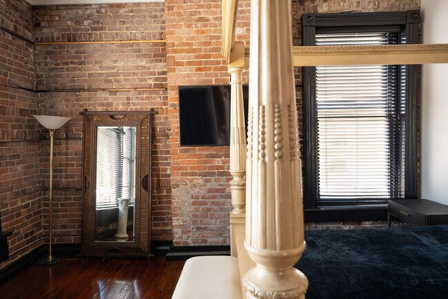 Building Photo - 275 S Limestone