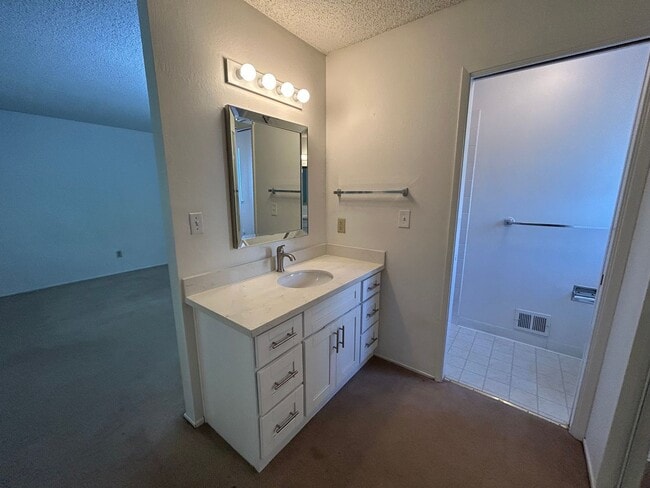 Building Photo - Updated 4-Bedroom Single-Story Home in Con...