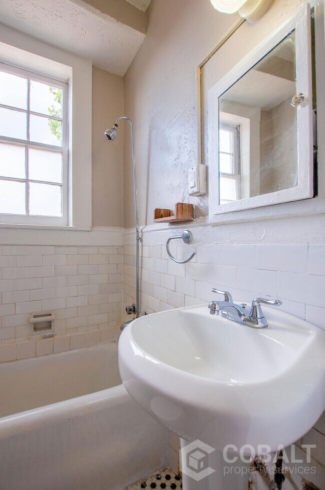 Building Photo - 674 Somerset Terrace NE