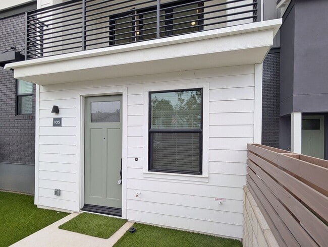 Building Photo - Modern coastal living on Main Street, Huntington Beach!