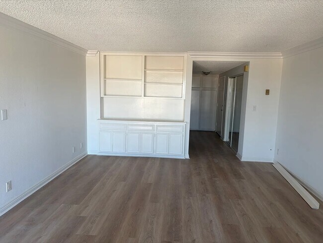 Building Photo - 1110 W 10th St