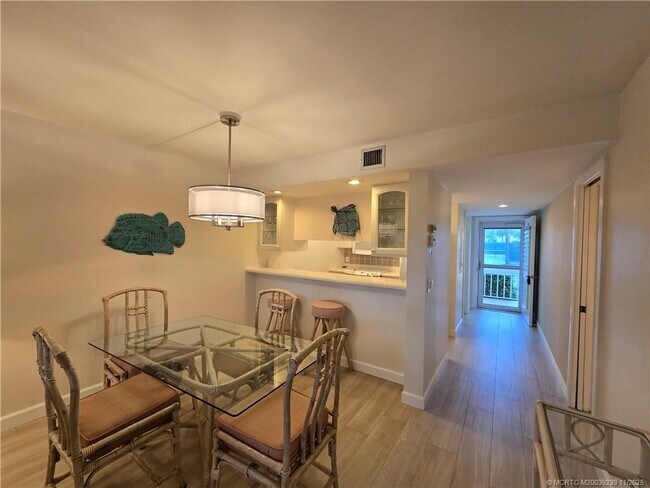 Building Photo - 484 NE Plantation Rd