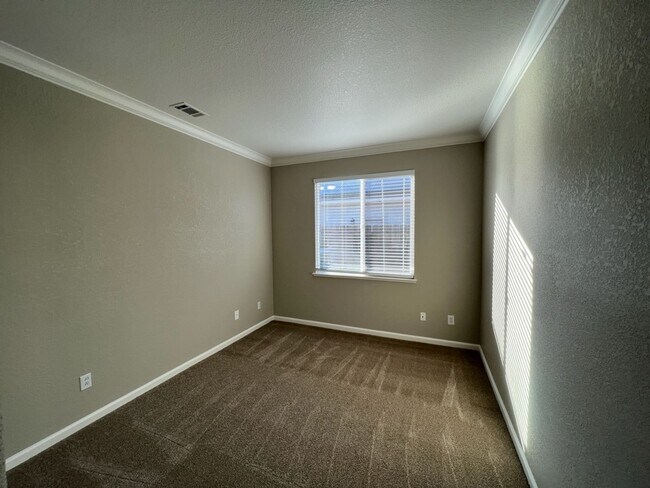 Building Photo - Well-appointed single-story home located walking distance to Manteca's Woodward Park!