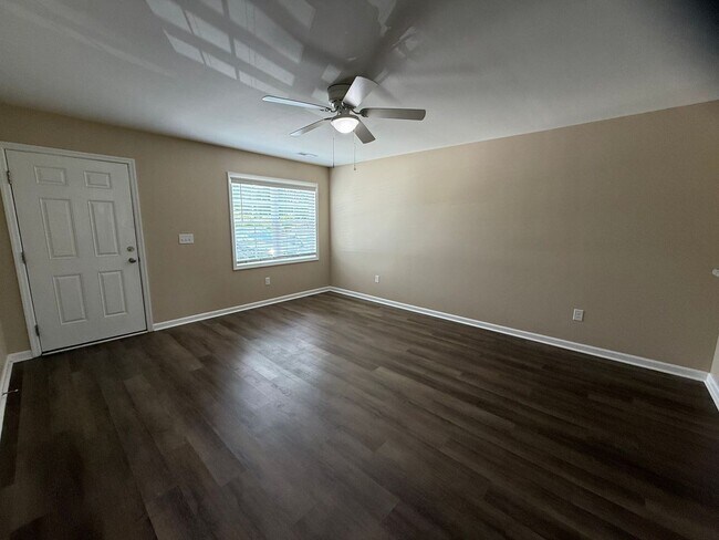 Building Photo - Nice 2 Bedroom, 2 bath duplex.