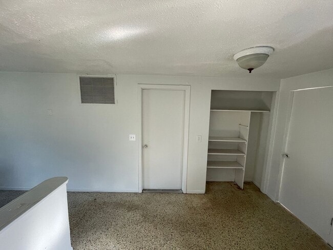 Building Photo - 2/1/1 New Port Richey