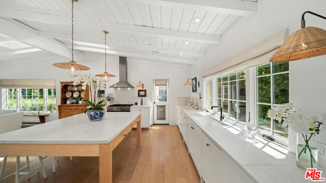 Building Photo - 6540 Dume Dr