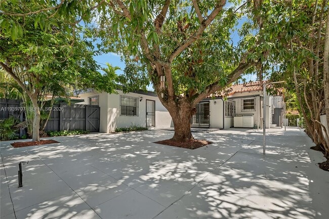 Building Photo - 2327 SW 22nd Terrace