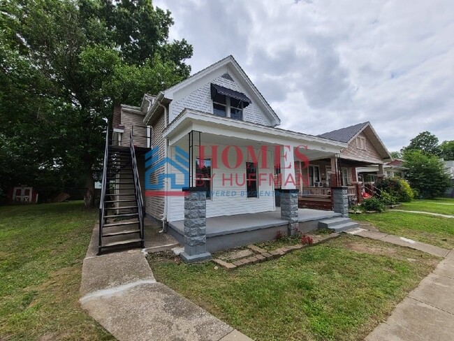 Building Photo - Downstairs | Three Bedroom Duplex