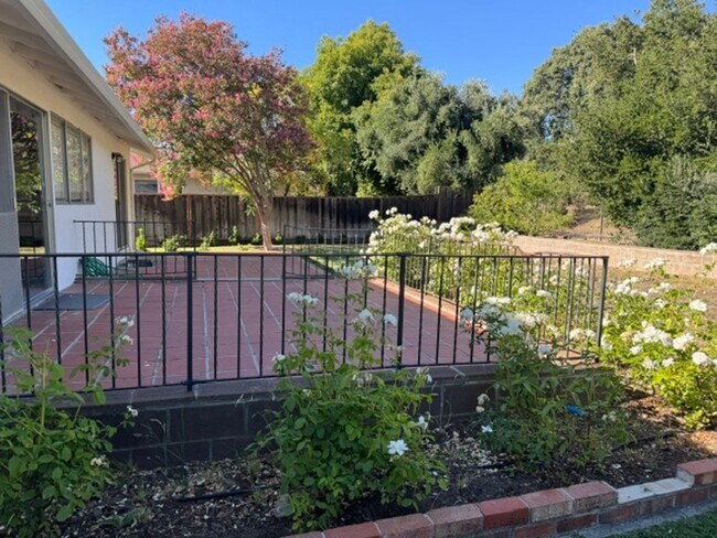 Building Photo - Single level home in Woodlands neighborhood-Walnut Creek