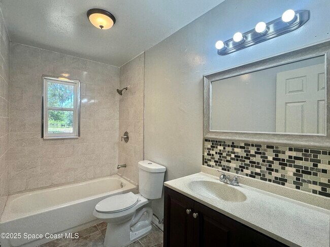 Building Photo - 555 Kings Way