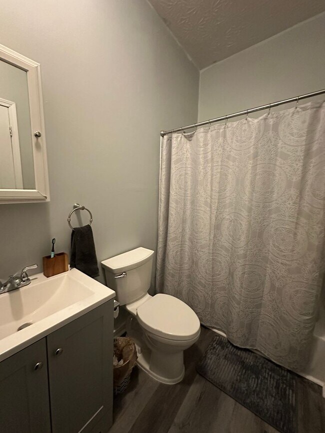 Building Photo - 5 Bedroom House Available Next to UC Campus