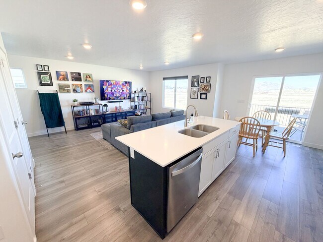 Building Photo - Hidden Springs Gem