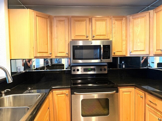 Building Photo - Updated Single-Level Condo in Mission Ridg...