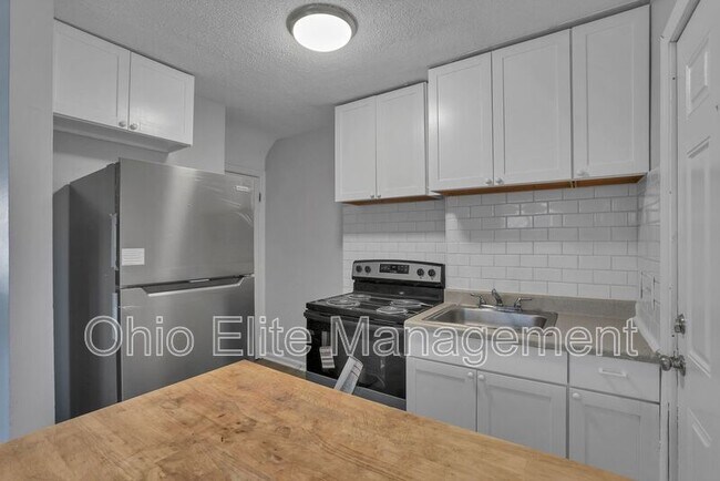 Building Photo - 900 Racine Ave