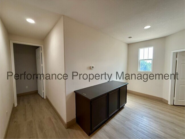 Building Photo - 6107 Shasta Daisy Way