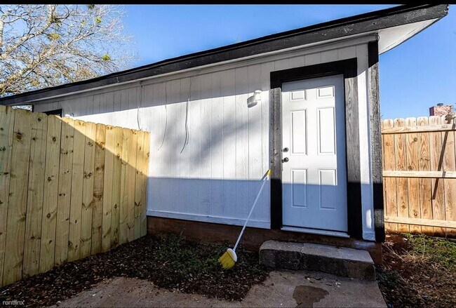 Building Photo - 4900 E Stassney Ln