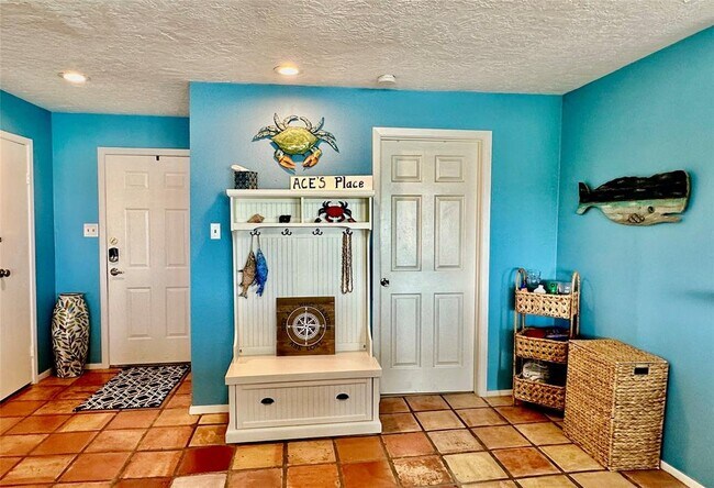 Building Photo - 500 Tiki Dr