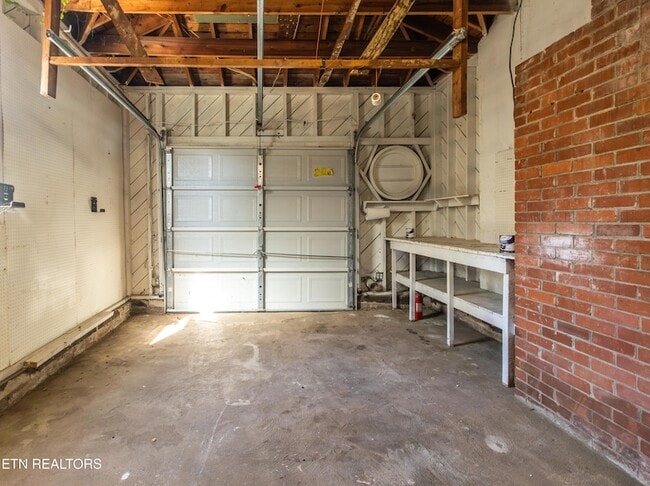 Building Photo - 602 Lookout Ct SE