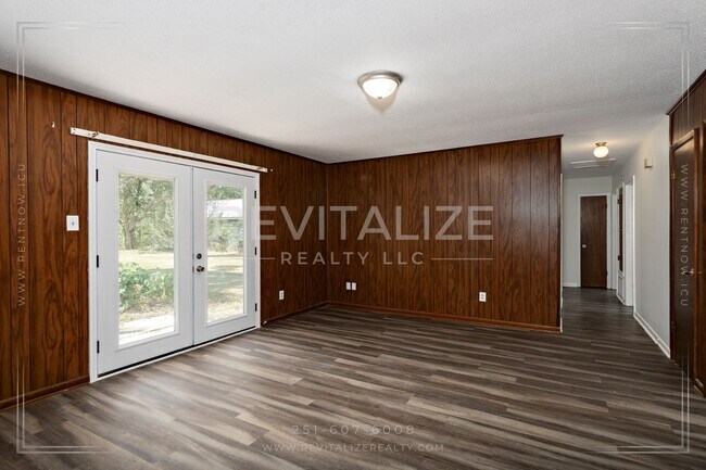 Building Photo - Brick 3BD 2BA with Large Private Yard!