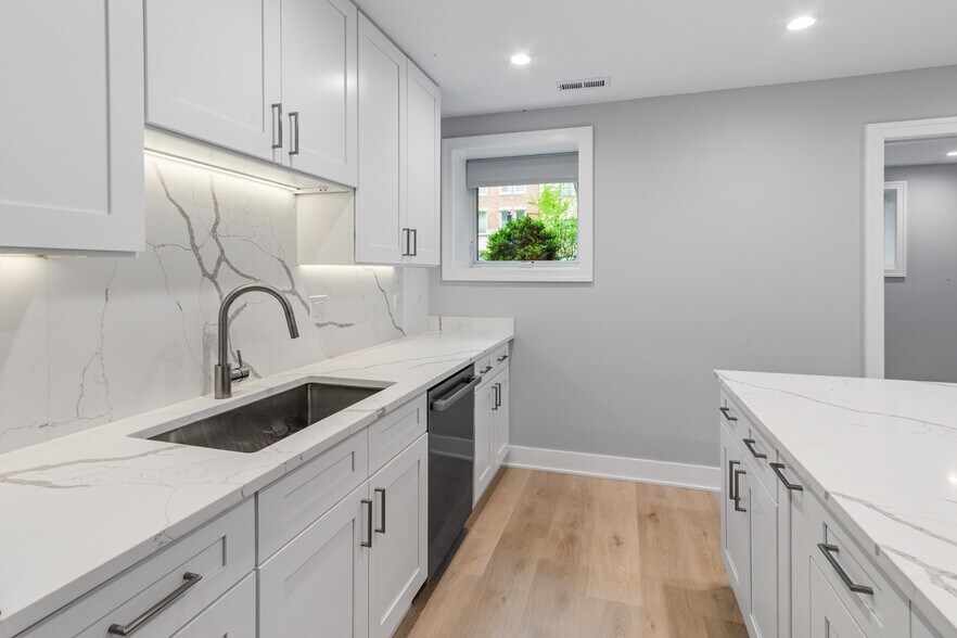 Building Photo - 935 W Winona St