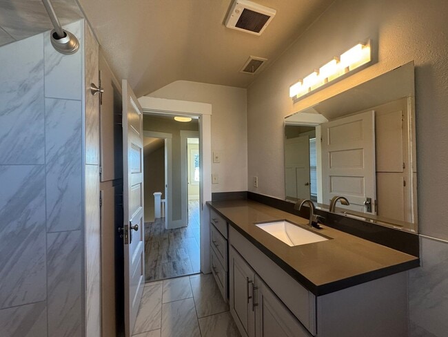 Building Photo - Huge 4 bedroom -A stones throw to PLU!