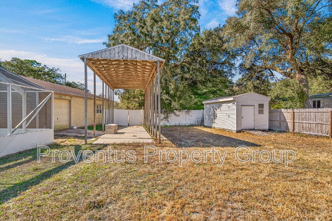 Building Photo - 8 Manor Dr