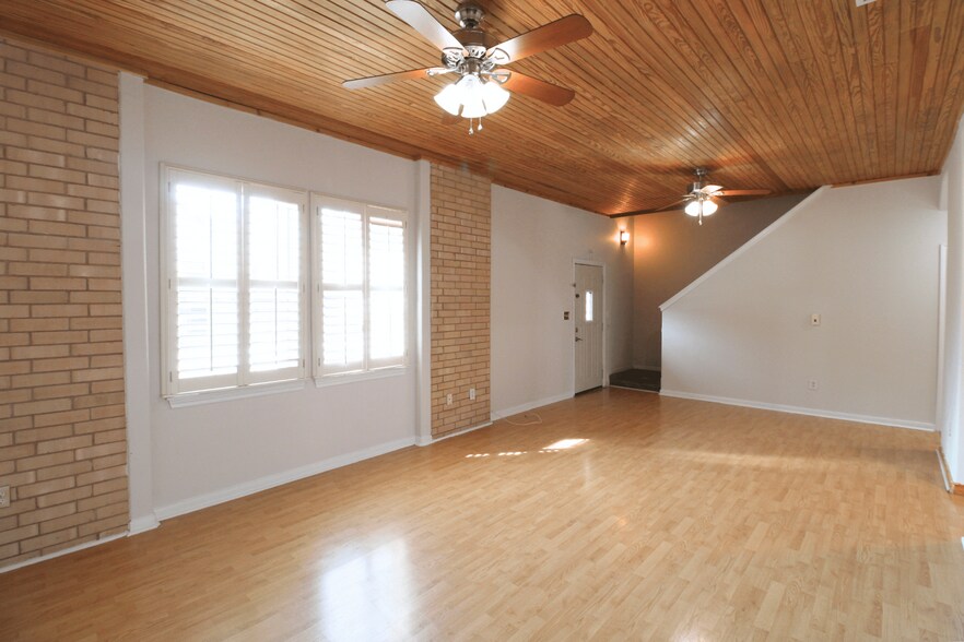 Building Photo - 2445 Monarch Dr