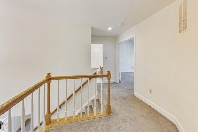 Building Photo - Cool on Cool Spring! Large SF 4 Bed + 2.5 BA
