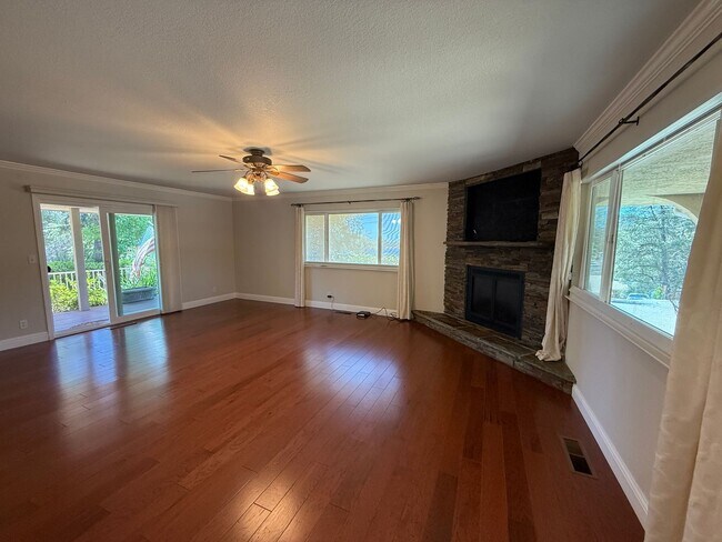 Building Photo - 23799 Woodhaven Pl