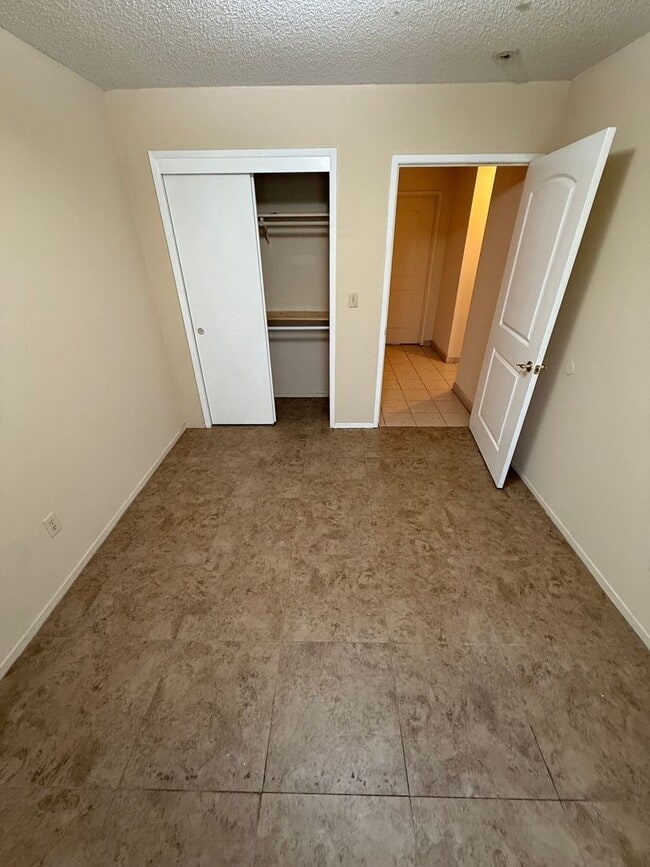 Building Photo - 3 Bed 2 bath in Southwest Bakersfield