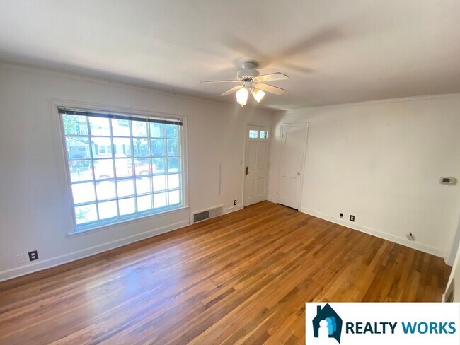 Building Photo - Charming 2 (+1) Bed Home!