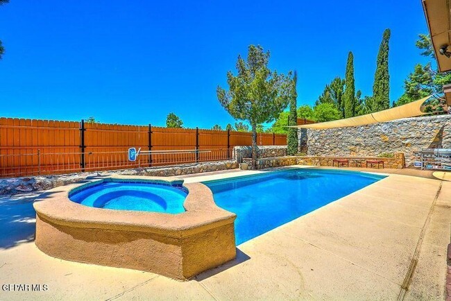 Building Photo - 1009 Sun Ridge Dr
