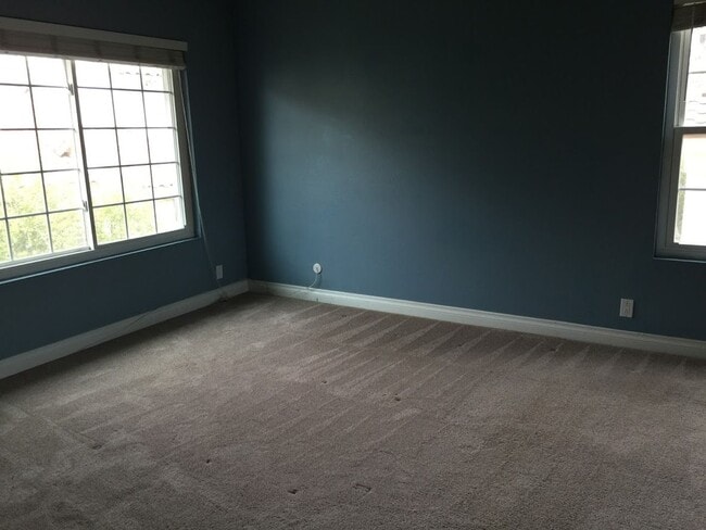 Building Photo - Escondido 3 Br Gated LOVELY Townhome 2 pat...