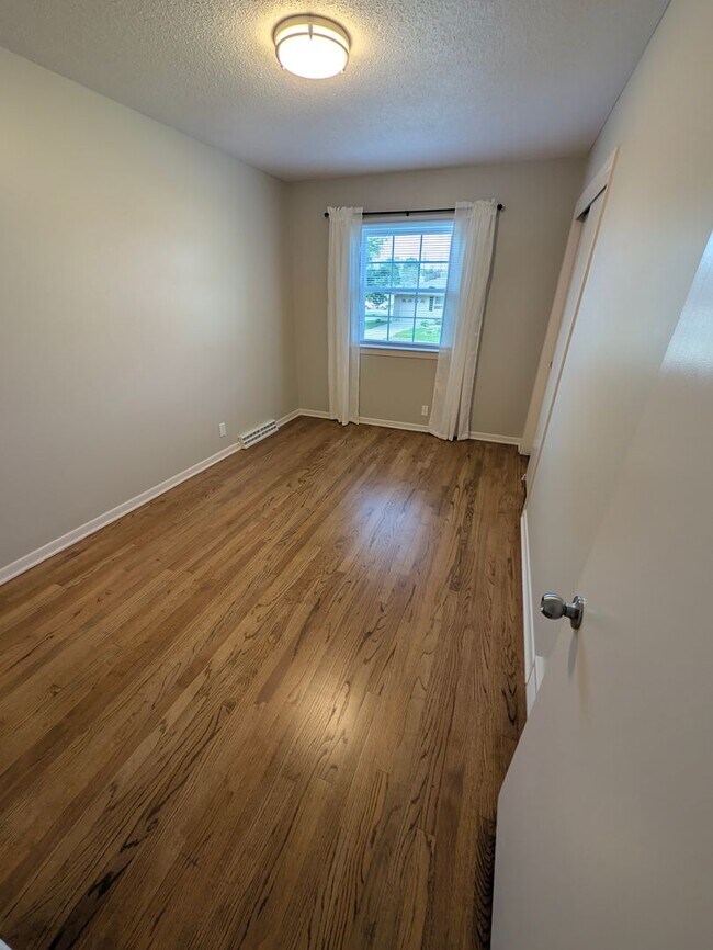 Building Photo - 1216 Robin Dr