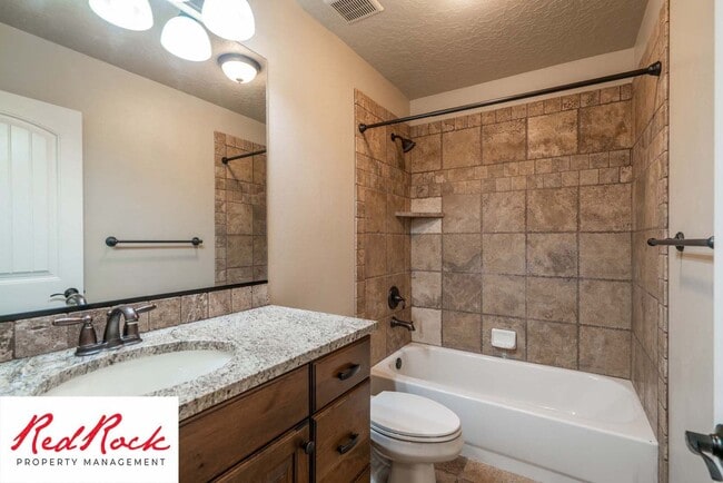 Building Photo - Beautiful Southgate Townhome!