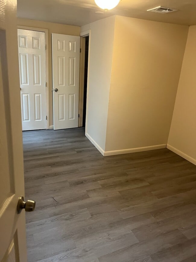 Building Photo - 1600 Breckenridge Dr