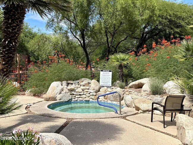 Building Photo - 5051 N Sabino Canyon Rd