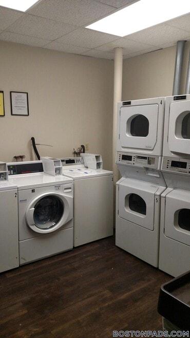 Building Photo - 833 Beacon St