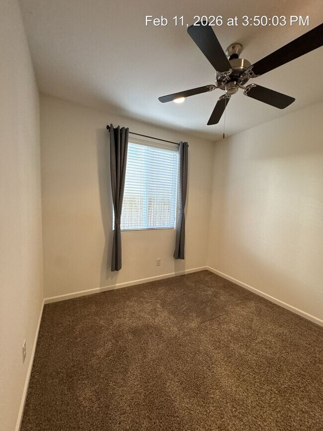 Building Photo - 4 Bedroom home! Rent Ready NW Visalia!