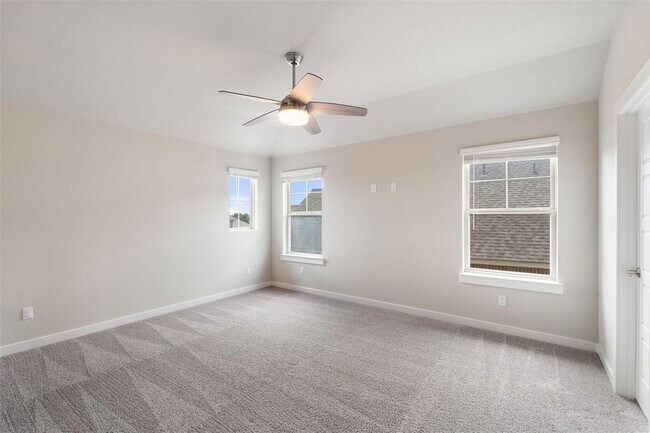 Building Photo - 336 Saturnia Dr