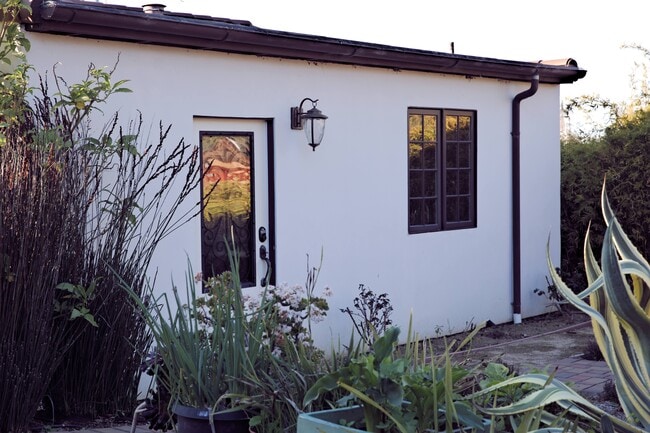 Building Photo - 1215 Altamead Dr