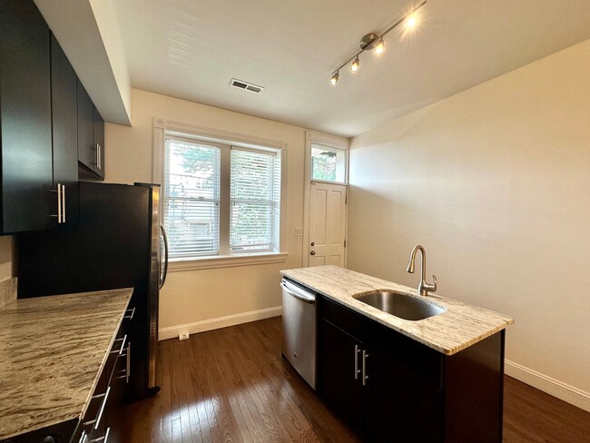 Building Photo - Charming  2Bed/2Bath in Patterson Park
