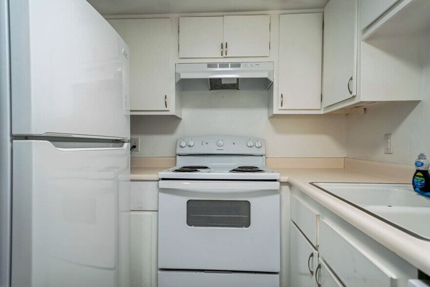 Building Photo - 5733 W Smoke Ranch Rd