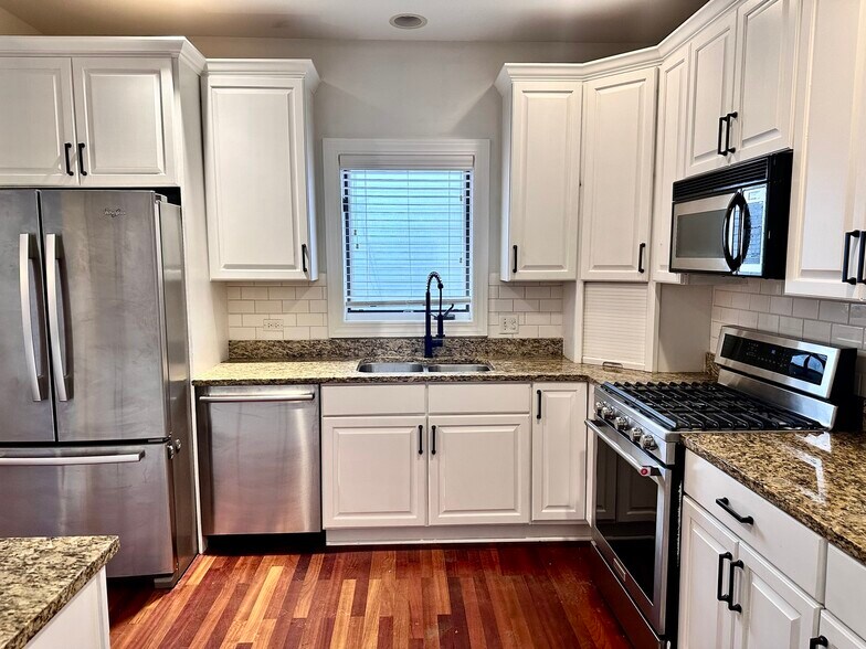 Kitchen - 3122 N Paulina St