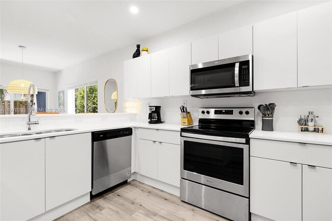 Building Photo - 1123 NE 23rd Terrace