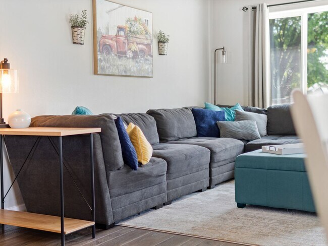 Building Photo - Beautiful home 5MILE/Big Yard & Garage (Furnished)