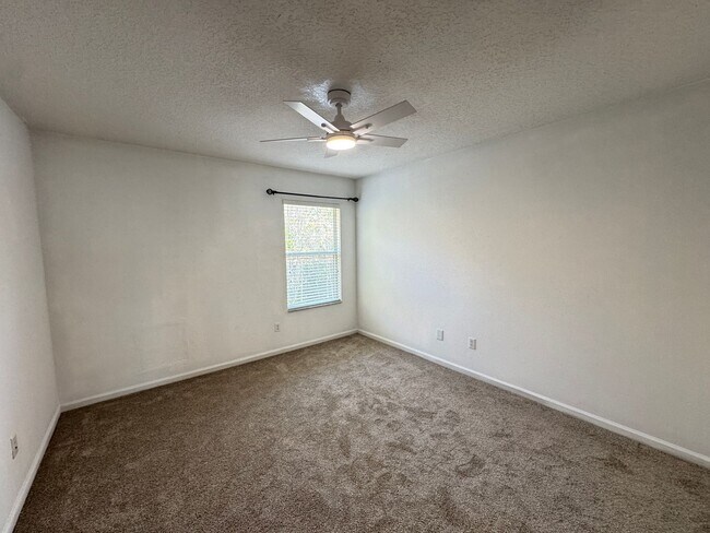 Building Photo - 5 Bedroom Townhome in Avalon Park! TESLA CHARGER INCLUDED!