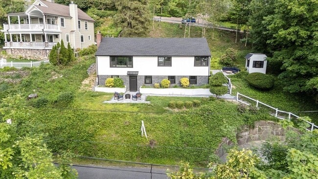 Building Photo - 8 Fairway Pl