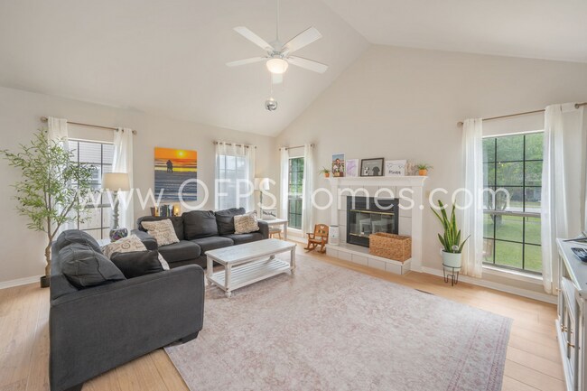 Building Photo - 3/2 in Destin!! AVAILABLE JULY 1