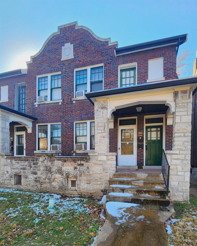 Building Photo - ** MOVE IN SPECIAL** Charming 1-Bedroom Apartment in South St. Louis